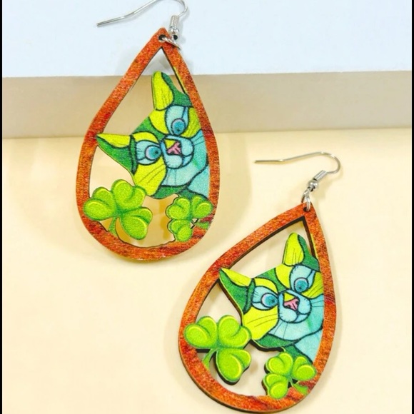 Wooden Shamrock Cat Earrings - Picture 2 of 4